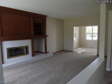 27014 Valeside Ln, Olmsted Falls, OH 44138 - photo 4