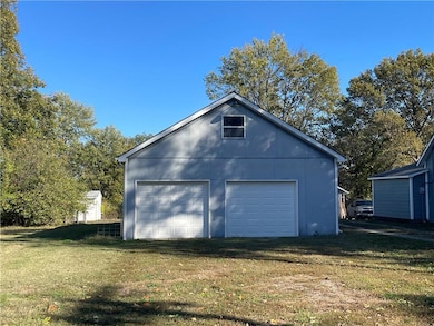 405 N Lyon St, Butler, MO 64730 - photo 2