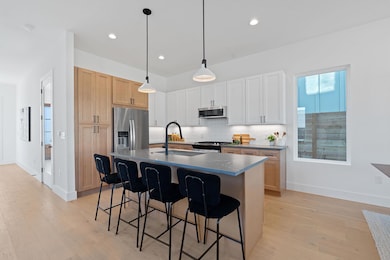 Kitchen with a kitchen bar, a sink, dark countert