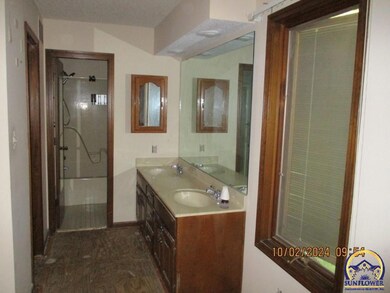 2419 SW Brookhaven Ln, Topeka, KS 66614 - photo 6