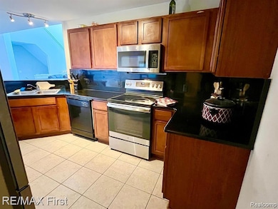 8425 Towne Center Cir S unit 56, Warren, MI 48093 - photo 5