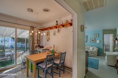 Eat-In-Kitchen