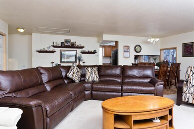 13-Living_Room_6400