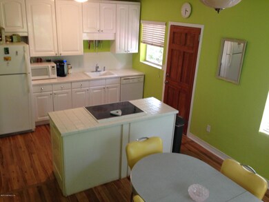 4432 Pinewood Ave - Kitched-Center Islan