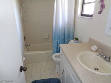 Full bathroom with toilet, vanity, shower / bath c
