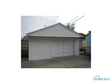 Detached Garage.