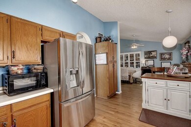 Kitchen w/island