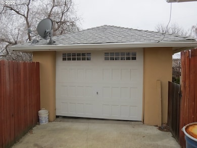 729 NW 10th St, Pendleton, OR 97801 - photo 3