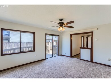 Living Room/Entrance