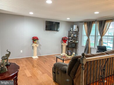 9202 Honey Creeper Ct, Burke, VA 22015 - photo 4