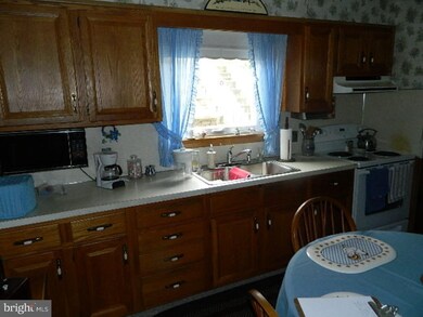 138 Orwigsburg St, Tamaqua, PA 18252 - photo 3