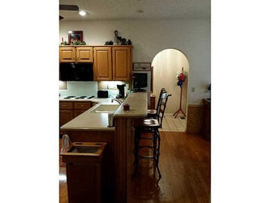 Kitchen. Breakfast bar, stools convey