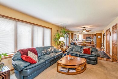 2611 Iris Ave NW, Cedar Rapids, IA 52405 - photo 3