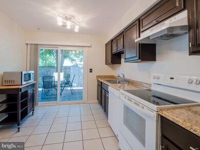 14003A Grumble Jones Ct, Centreville, VA 20121 - photo 4