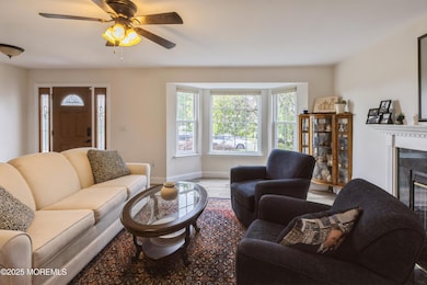 07_94GeorgetownBlvd_2031_livingroom_HiRe