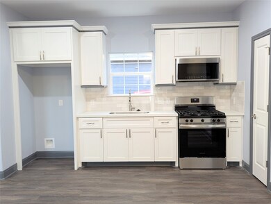 Beautiful all white kitchen with gas stove
*refri