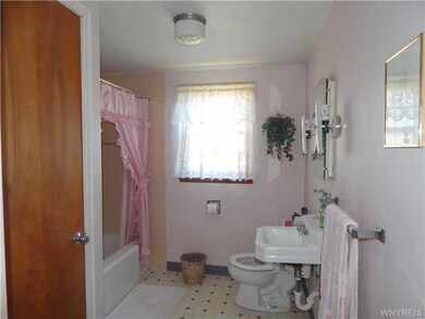 Bathroom. Large 2nd floor full bath