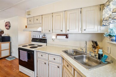 35138 Dale Ave, Zephyrhills, FL 33541 - photo 5