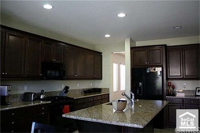 MODERN LARGE KITCHEN