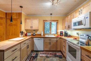 Camp_Bearadise_In_Lake_Placid_Kitchen