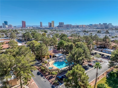 Close to the Strip, Chinatown, shopping and the airport