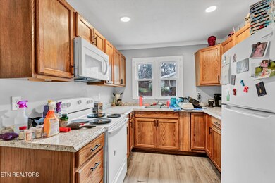 06-569-571 W Outer Dr-6