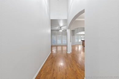 Vaulted 2 story entry, Light and Bright!