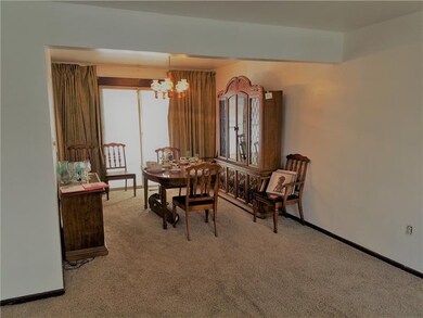Dinning room to patio.