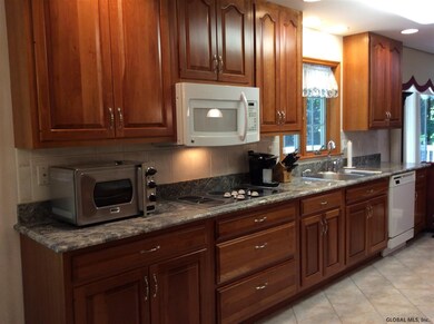 938 Douglas Ct, Schenectady, NY 12309 - photo 5