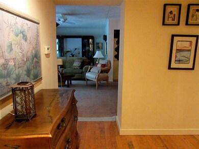 Entry/Foyer.