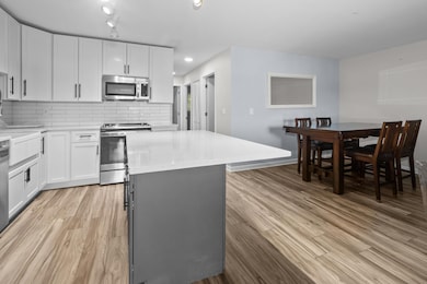 bb7 Kitchen with Island