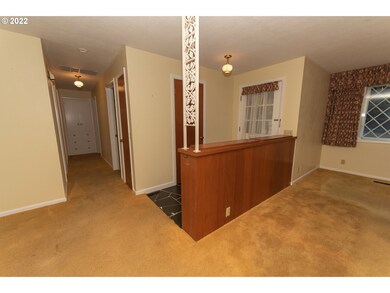 Living Room/Entrance
