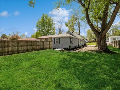 817 E 27th St, Des Moines, IA 50317 - photo 4