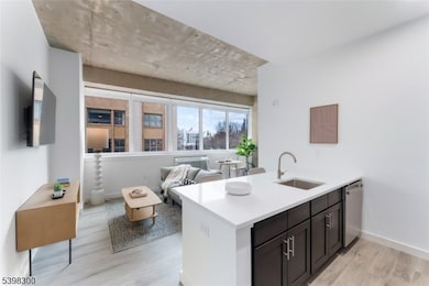 10 Commerce Ct unit 2G, Newark, NJ 07102 - photo 5