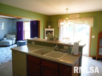 3213 Fieldcrest Dr, Davenport, IA 52806 - photo 3