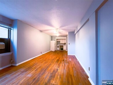 Linwood Park unit 4D, Fort Lee, NJ 07024 - photo 3