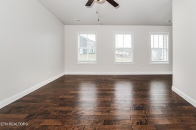 008-photo-primary-bedroom-14239360
