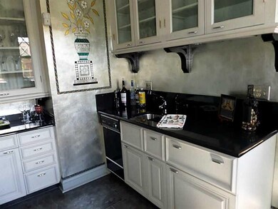 Kitchen. Wet Bar