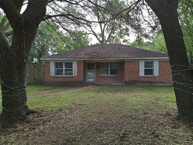 HOME WITH 4 SIDES BRICK.