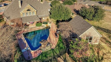 Large Pool  with water features and Spa / Pool House or Extra Living Quarters Great for Mother In Law