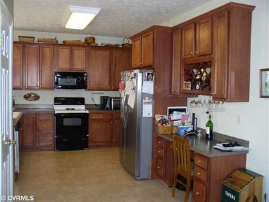 Kitchen - The kitchen features beautiful cherry-fi