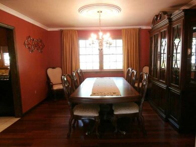Dining Room. Large Formal Dining RM  Crown Molding