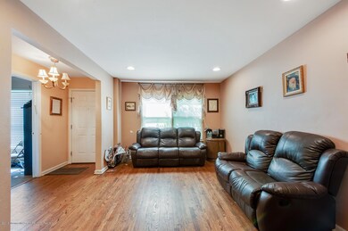 06_06Living_Room_mls