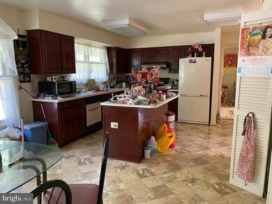 9311 Copernicus Dr, Lanham, MD 20706 - photo 2