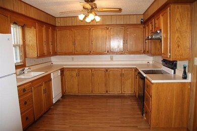 510 W 8th St, Hugoton, KS 67951 - photo 7