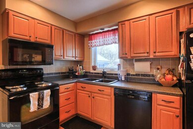 208 Mentzer Ave, New Holland, PA 17557 - photo 5