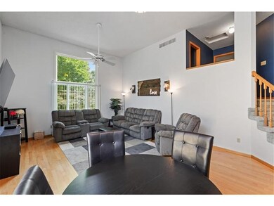 05_1285386thplaceN_165_LivingRoom_LowRes