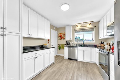 610 Cobblestone Cir unit F, Glenview, IL 60025 - photo 5