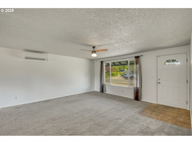 Living Room/Entrance