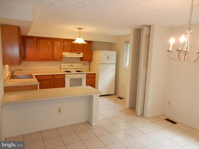 7965 Tyson Oaks Cir, Vienna, VA 22182 - photo 4